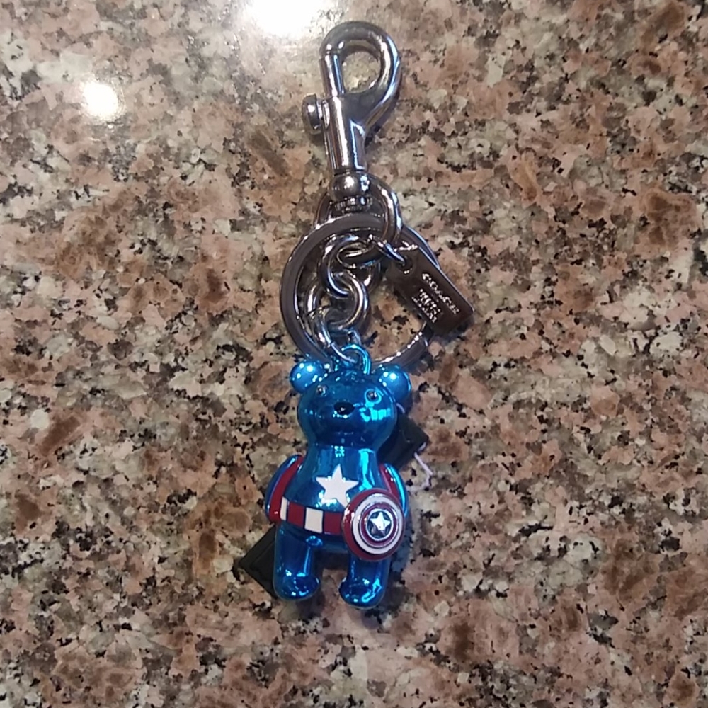 COACH: MARVEL SUPERHERO KEYCHAIN (CAPT. AMERICA)